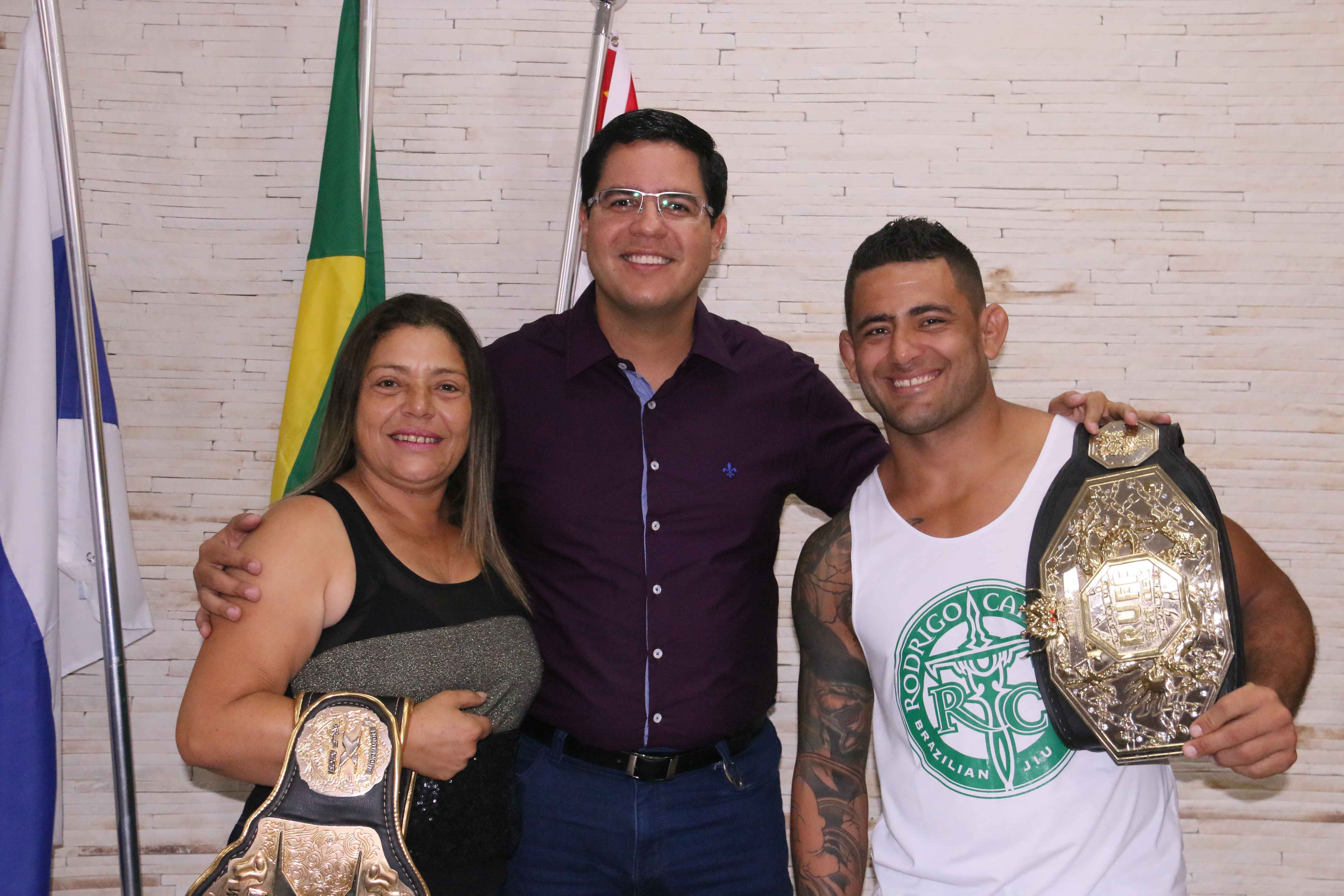 Prefeito recebe bicampeao de MMA