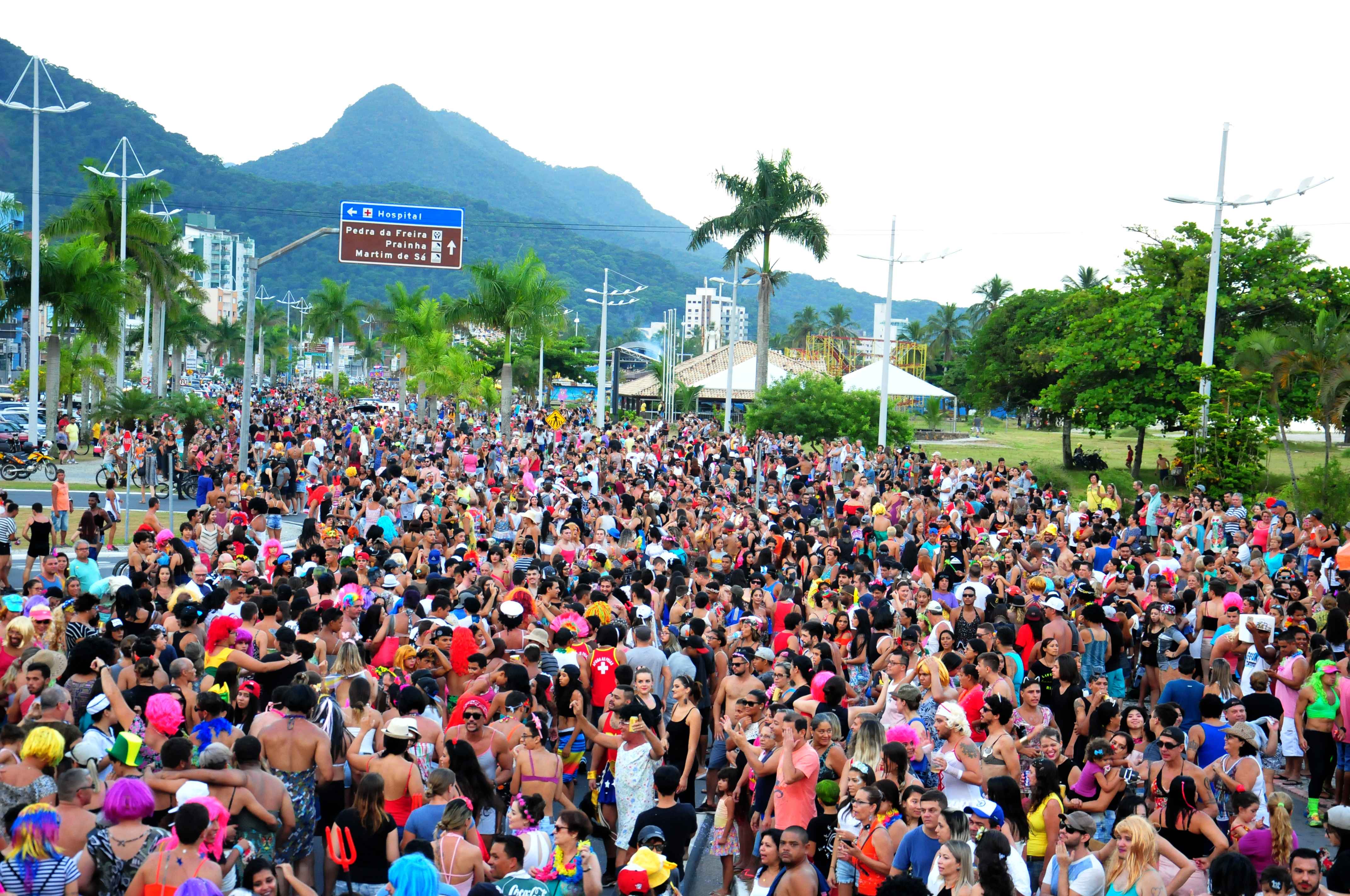 Bloco das Piranhas e Gaiola das Loucas divertem o sábado de carnaval 