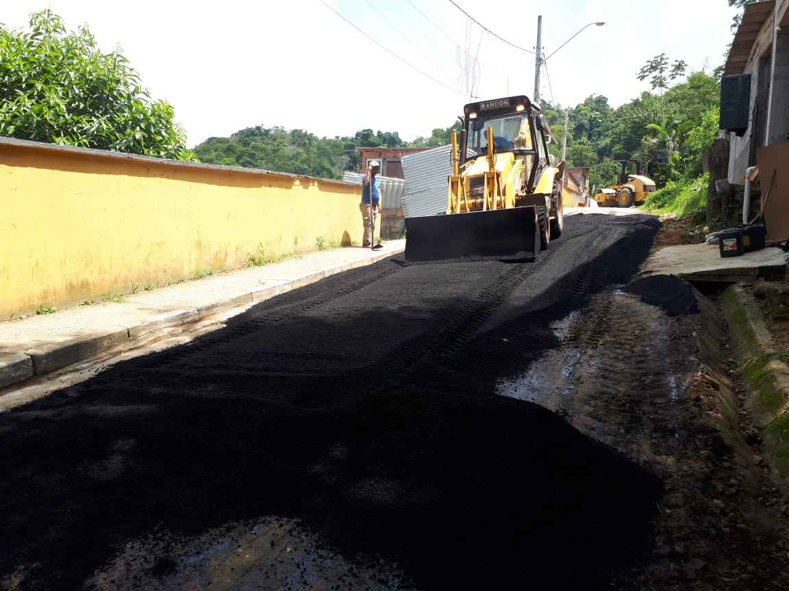 Prefeitura asfalta rua 5 , no bairro Benfica, região central de Caraguatatuba (Foto: Divulgação)