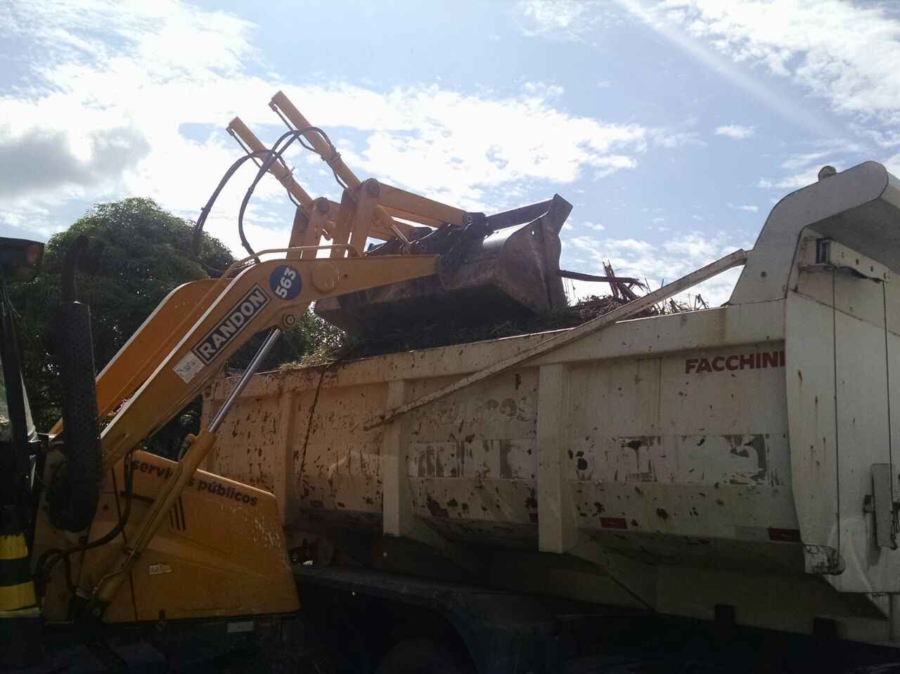 Fim de semana com limpeza e bota-fora nos bairros Tinga e Caputera (Fotos: Divulgação)