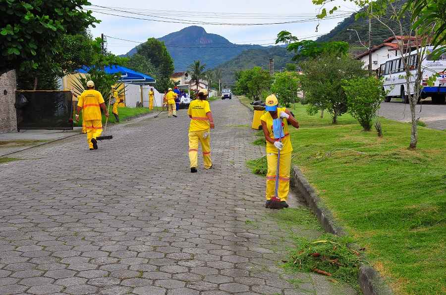 Bairros do centro de Caraguatatuba recebem serviços de limpeza geral (Fotos: Divulgação)