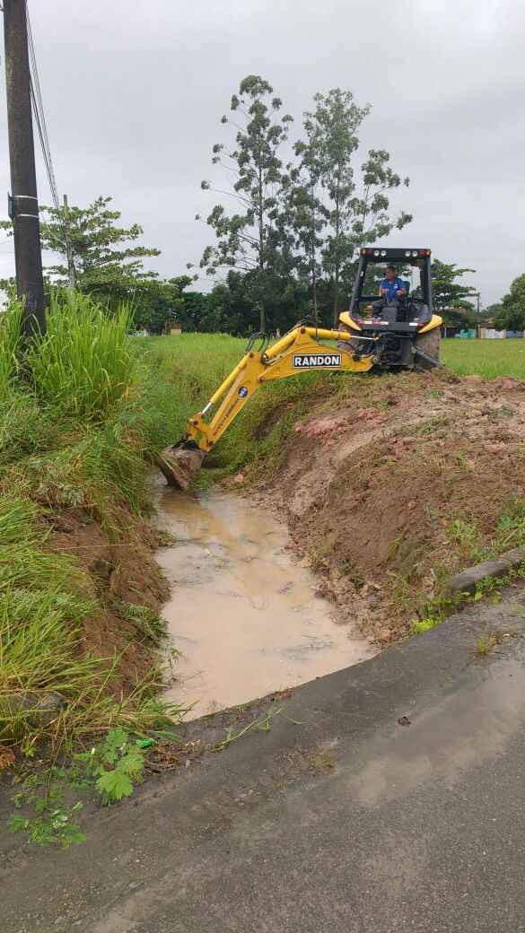 Prossegue a limpeza de córregos e valas de drenagem em toda a cidade (Foto: Divulgação)