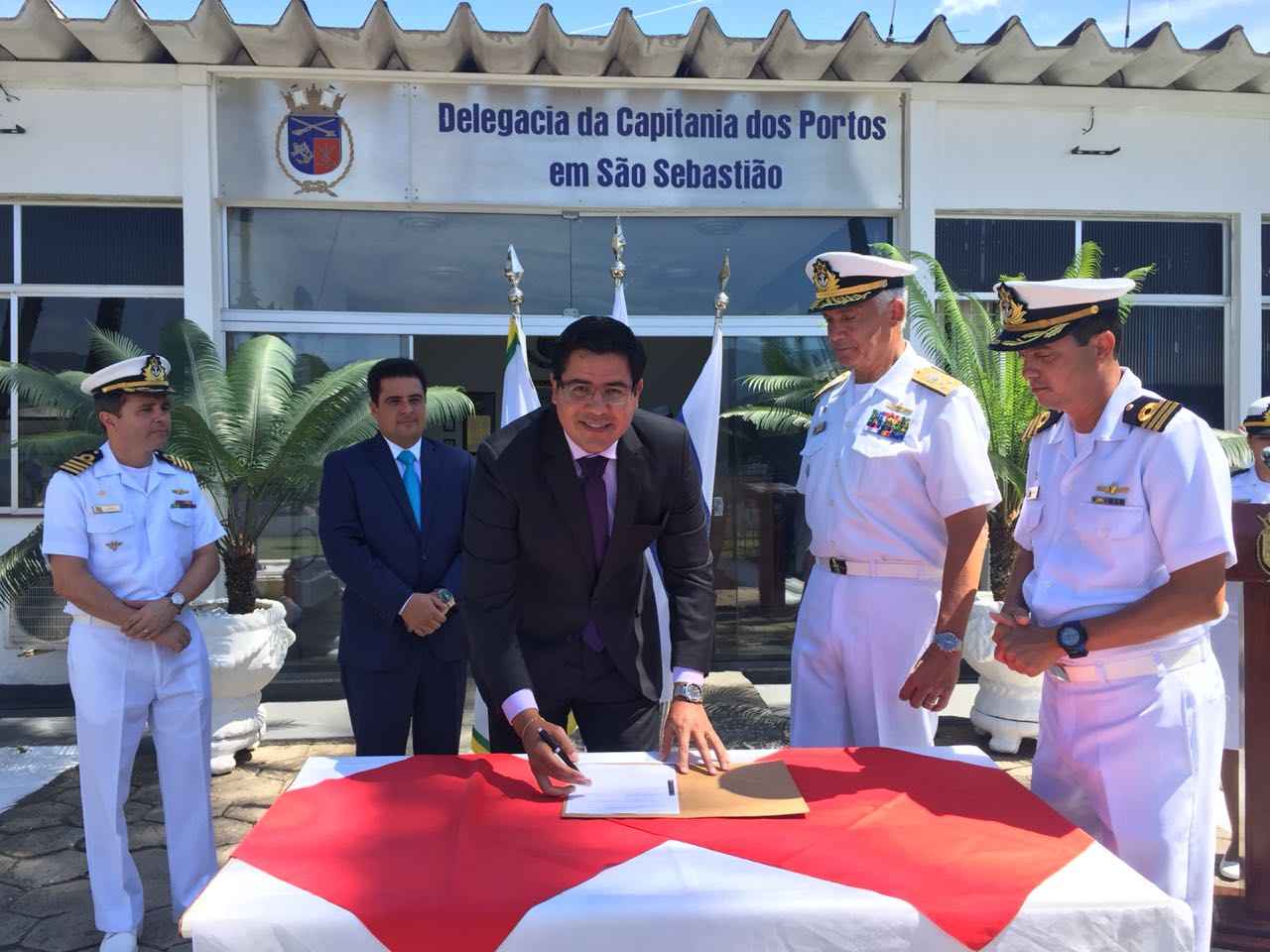 Prefeitura e Marinha do Brasil assinam convênio para fiscalização de embarcações em praias da cidade