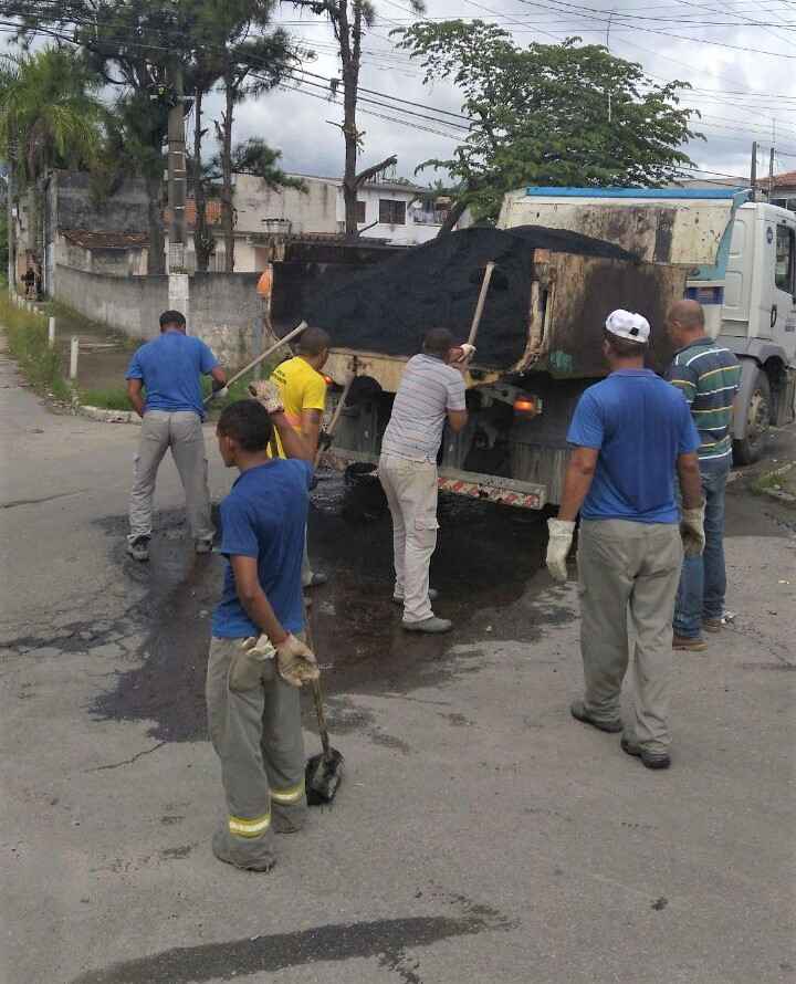 Operação tapa-buracos chega às ruas do Morro do Algodão