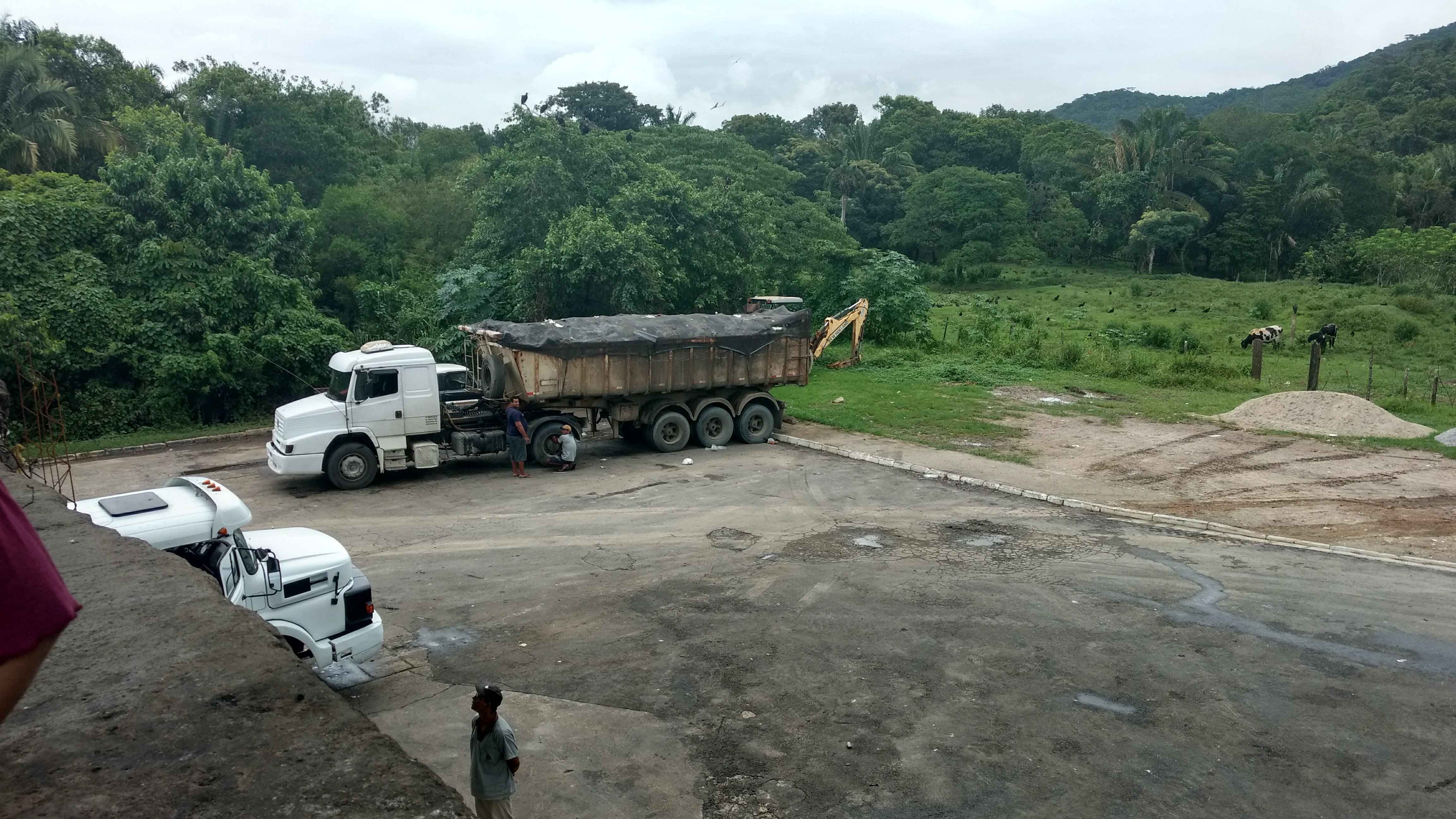 Integrantes do Grupo de Trabalho do Plano Municipal de Educação Ambiental visitam aterro sanitário em Jambeiro