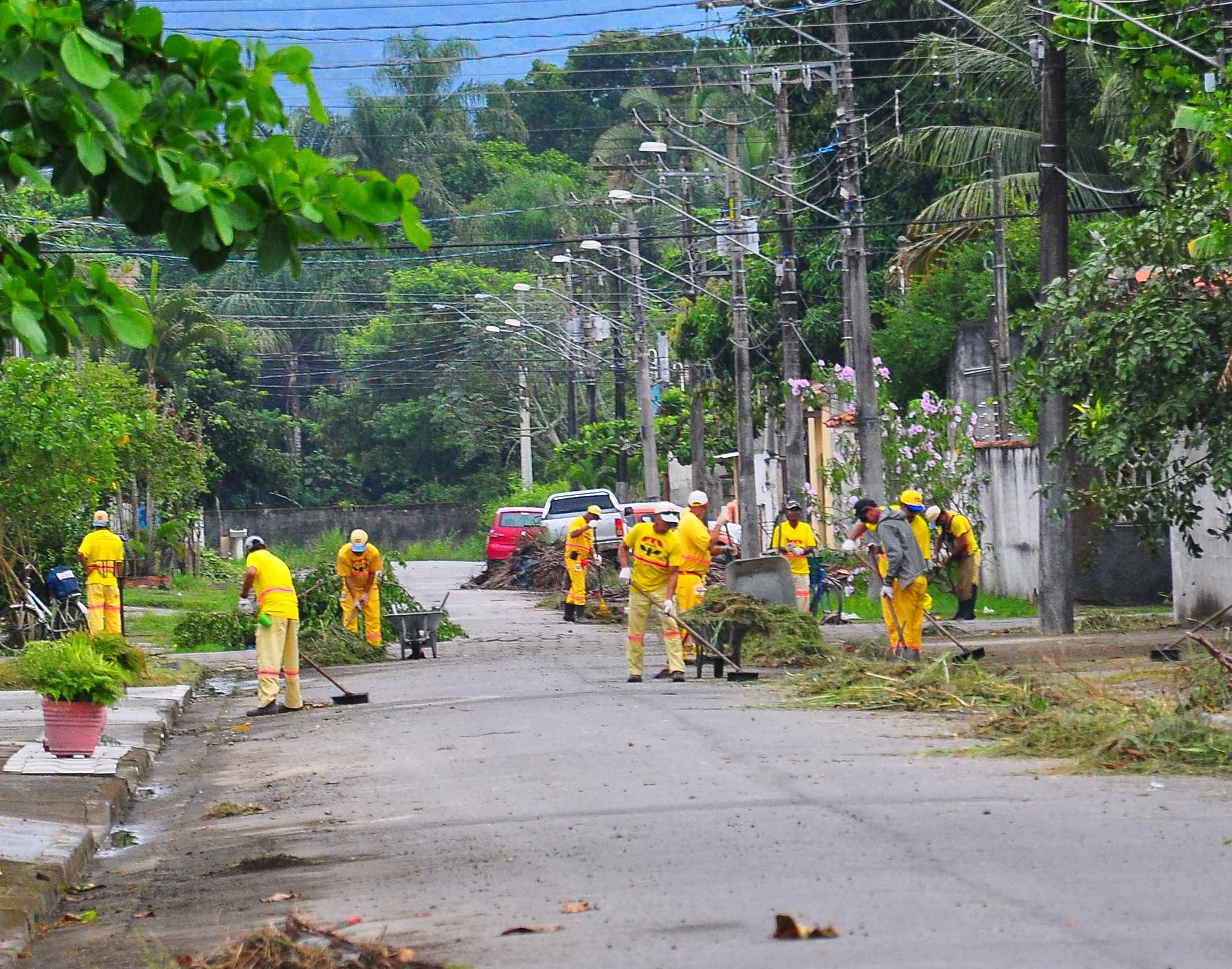 Programa Nosso Bairro leva serviços de limpeza ao Gaivotas