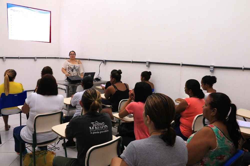 Cursos de Artesanato e Doces Rápidos iniciaram nesta quarta-feira (21/03) (Fotos: Luís Gava/PMC)