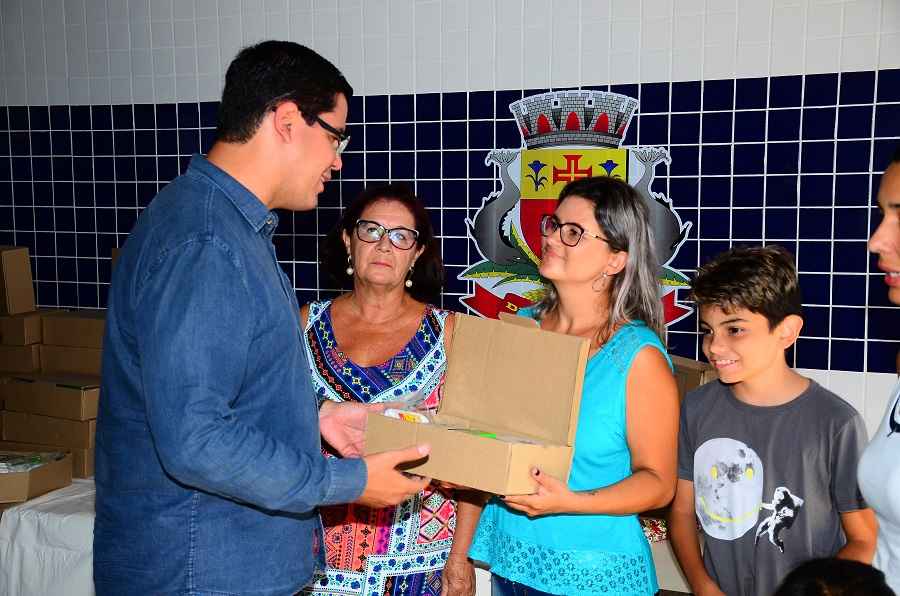 Aguilar Junior faz entrega de kits escolares aos alunos do bairro Praia das Palmeiras