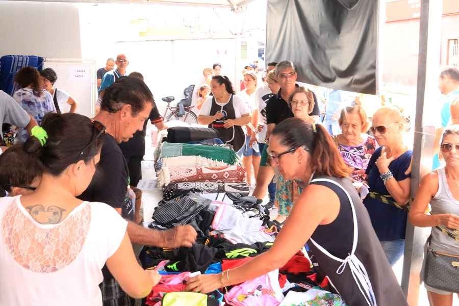 Bazar da Solidariedade vende mais de 500 itens (Fotos: Luís Gava/PMC)