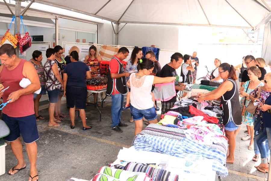 Bazar da Solidariedade vende mais de 500 itens (Fotos: Luís Gava/PMC)