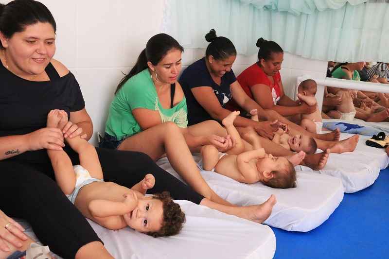 Unidade escolar no Jaraguazinho promove sessão de massagem com mães e bebês (Foto: Luis Gava/PMC)