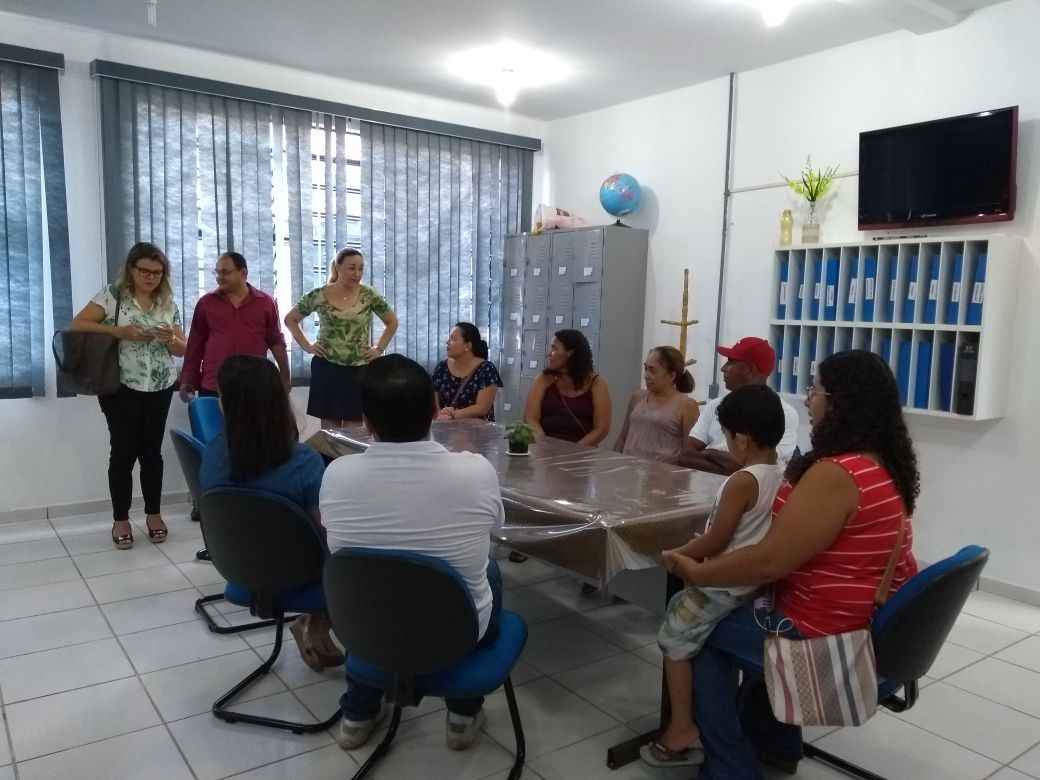 Alunos com surdez profunda e familiares conhecem projeto da Escola Bilíngue  (Foto: Cláudia Moysés/PMC)