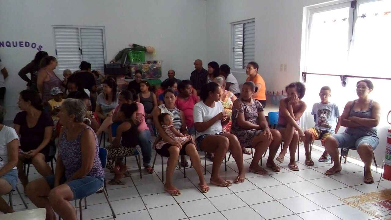Profissionais da Prefeitura de Caraguatatuba prestam orientações aos moradores do Condomínio Getuba (Fotos: Audísio Santana)