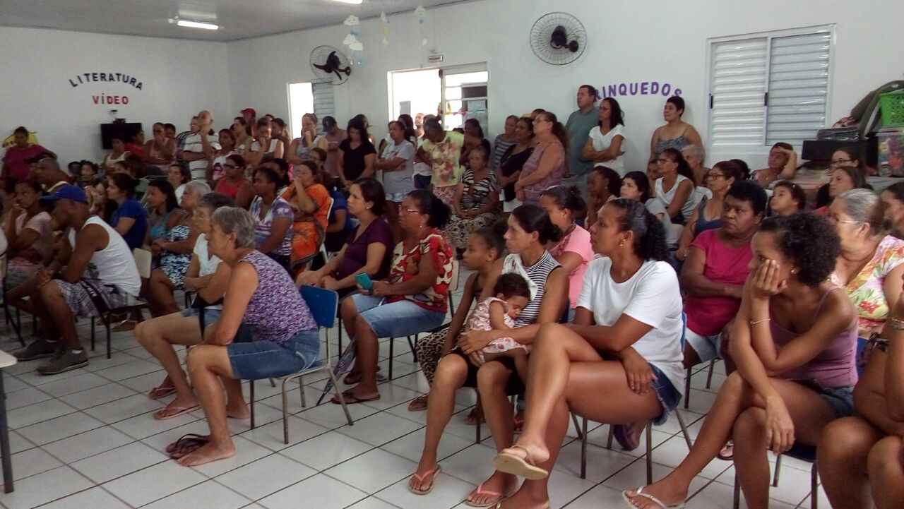 Profissionais da Prefeitura de Caraguatatuba prestam orientações aos moradores do Condomínio Getuba (Fotos: Audísio Santana)
