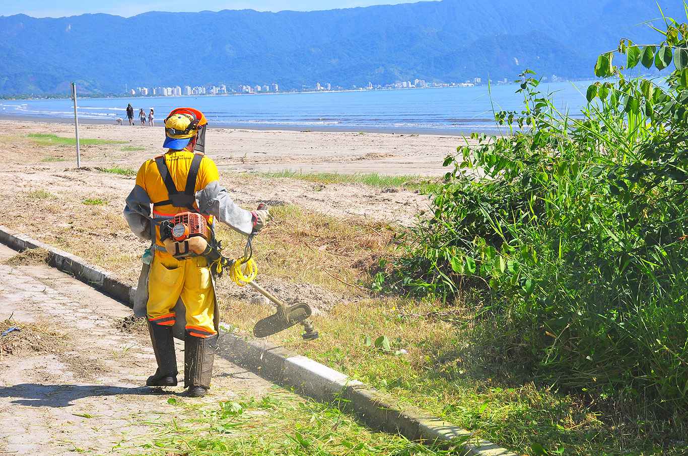 04_10 Diversas regiões da cidade recebem limpeza e bota-fora 2