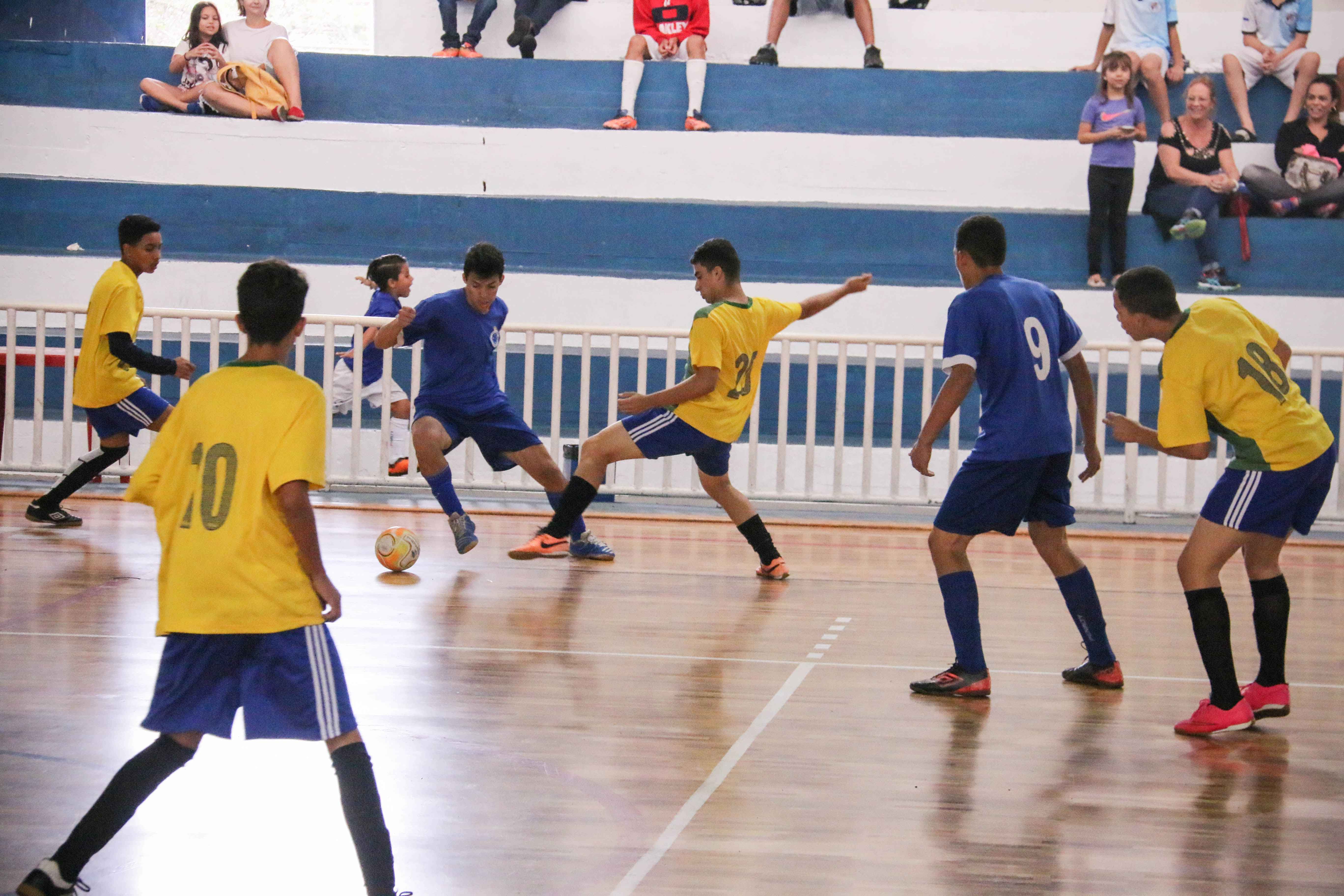 04_12 Noite de futsal em Caraguá termina com 41 gols marcados