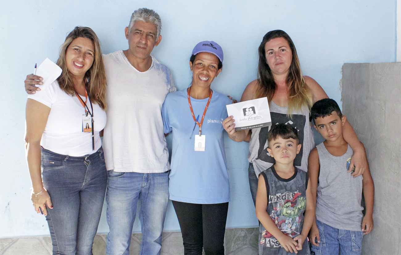 Elisa Sabino e os filhos recebem equipe da Família Participativa