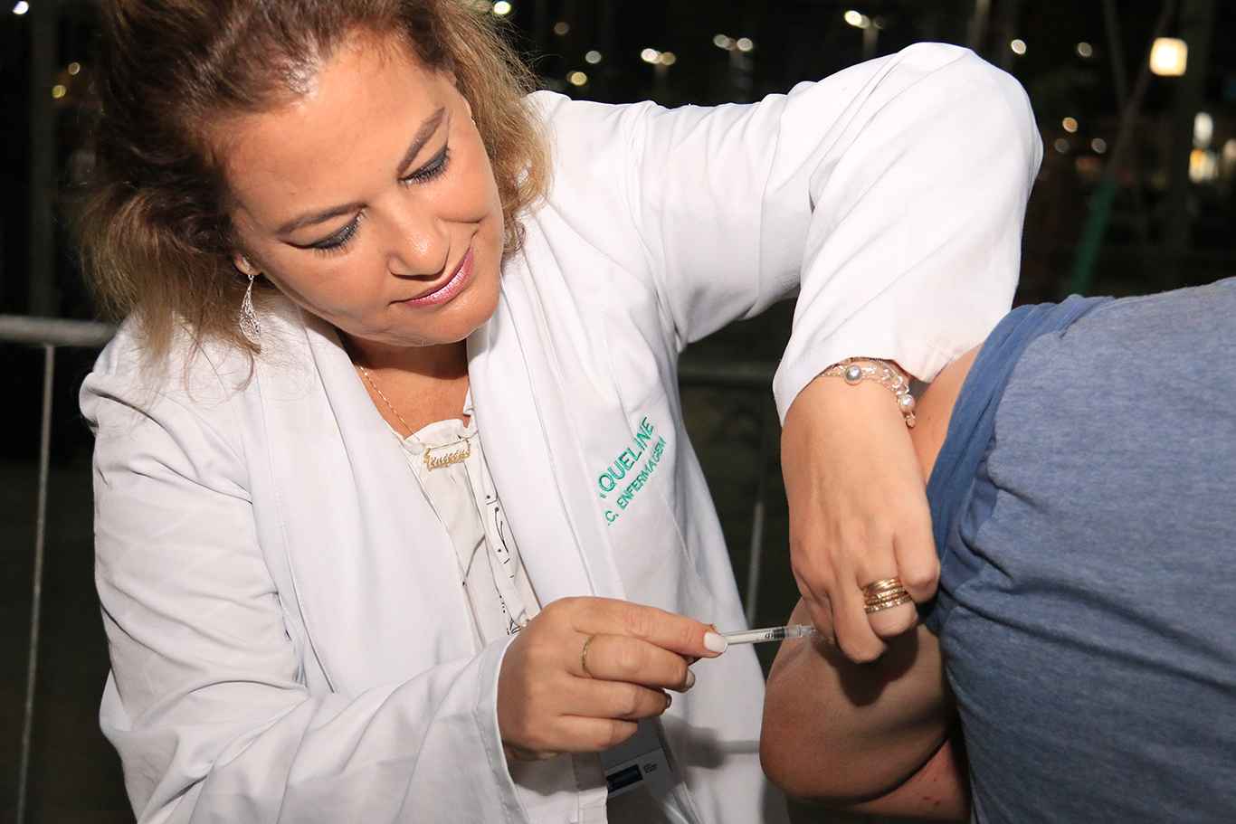 Foto 3_Enfermeira aplica vacina contra Febre Amarela em paciente no show dos Titãs