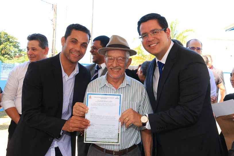 Moradores do Sertão dos Tourinhos recebem escritura definitiva de imóvel das mãos do prefeito Aguilar Junior (Foto: Luis Gava/PMC)