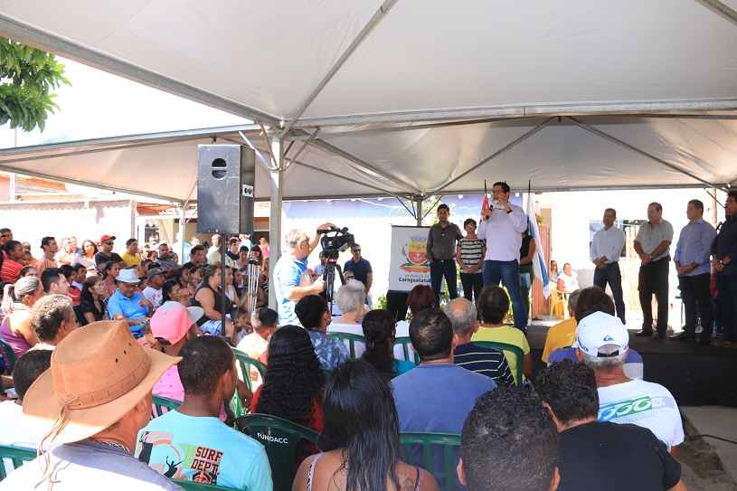 Aguilar Junior entrega 454 títulos de regularização de imóveis aos moradores dos loteamentos Jorgin Mar e Habitar Brasil (Foto: Luis Gava/PMC)