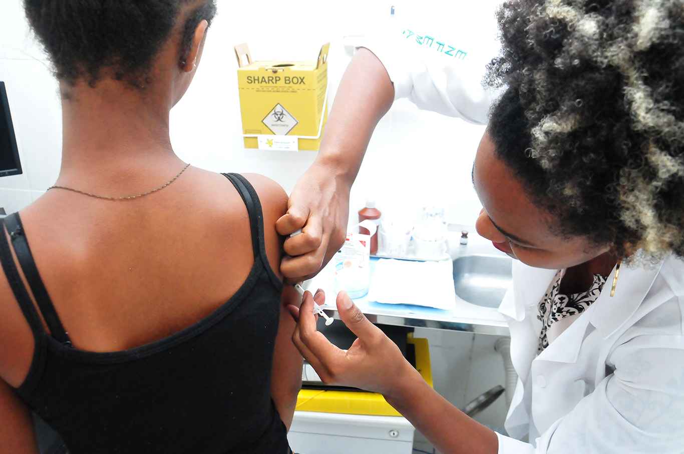 Foto 2_Mulher recebe injeção com vacina contra Febre Amarela