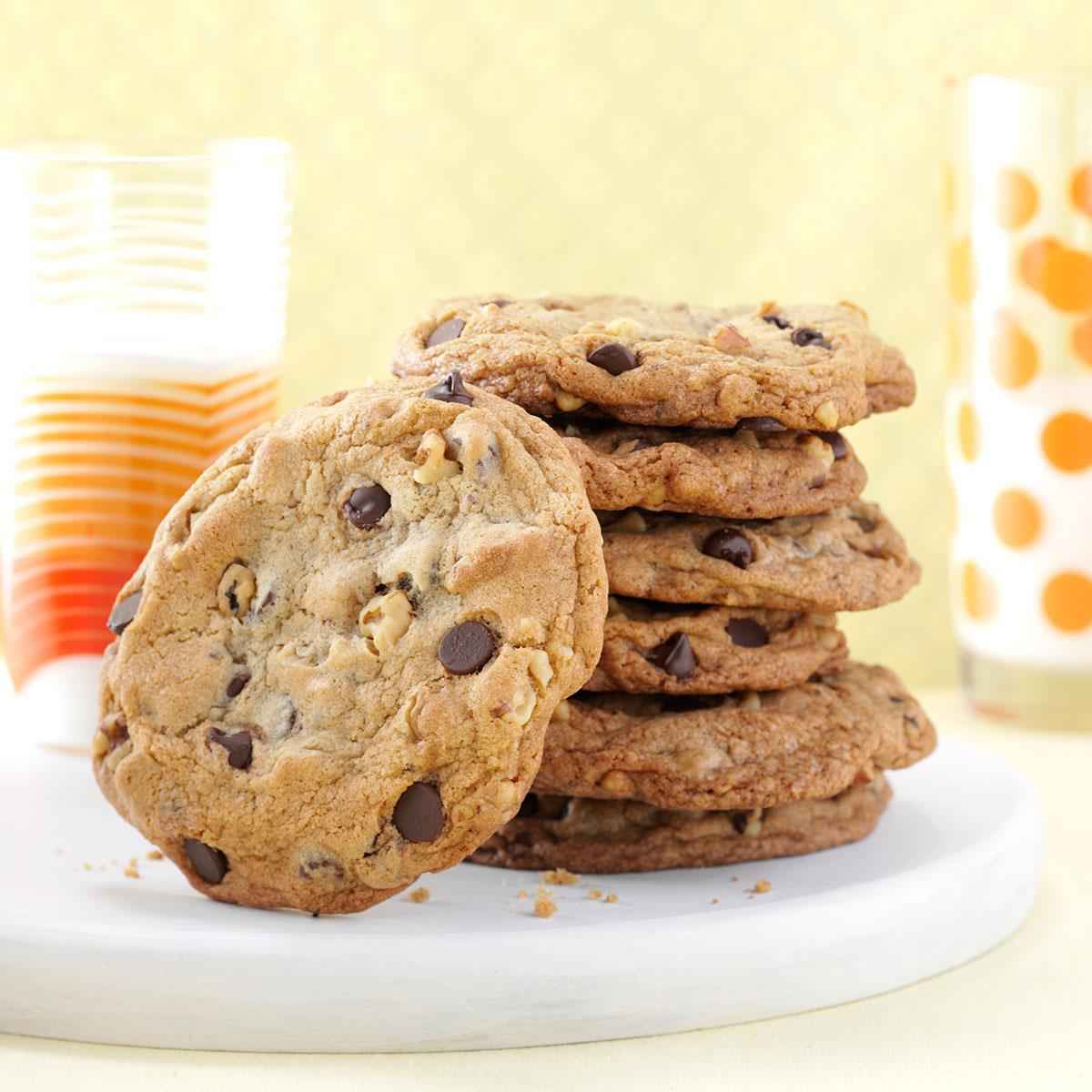 Big---Buttery-Chocolate-Chip-Cookies_exps156150_OMRR2777383A09_13_1b_RMS
