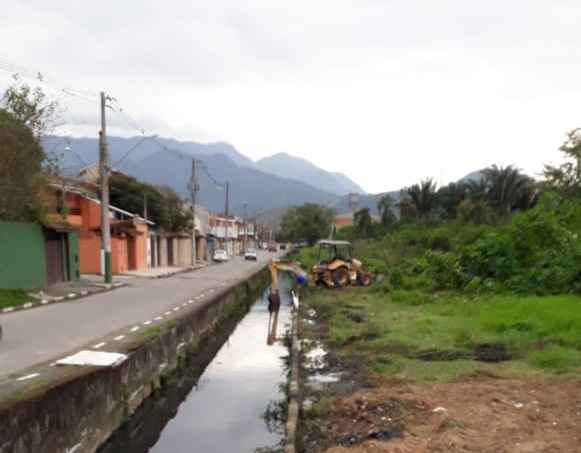 07_24 LImpeza de canal e bota-fora no Tinga 1