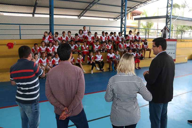 08_22 Alunos do Programa Atleta do Futuro recebem uniformes 1