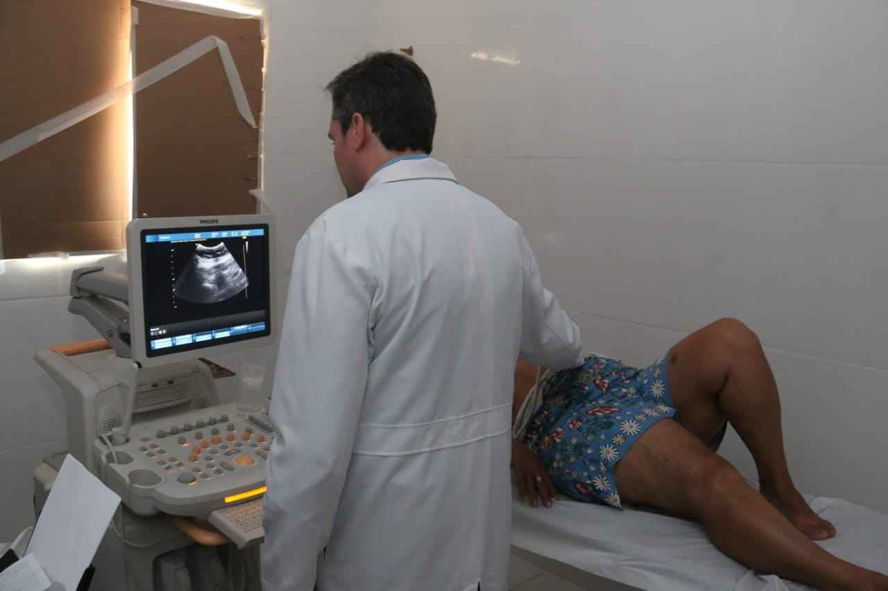 Medico faz ultrassom em paciente