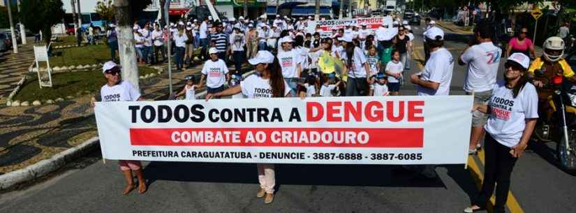 11_27_Pessoas vestem camisa branca e faixa com frase todos contra a dengue