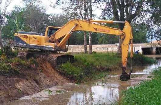 11_30 Limpeza de córrego Rio Claro 2