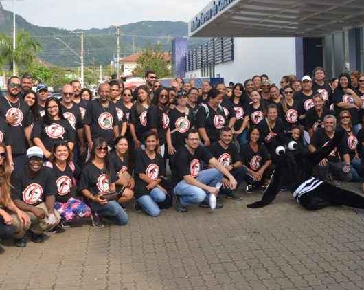 Equipe da Saúde posa para foto com camisa preta com símbolo de Proibido mosquito da dengue