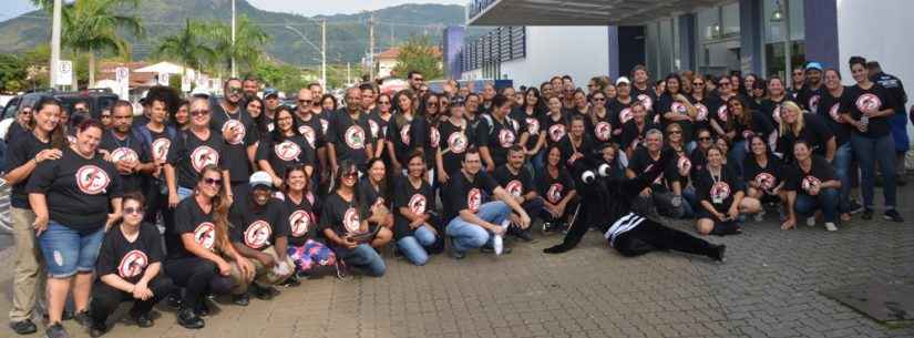 Equipe da Saúde posa para foto com camisa preta com símbolo de Proibido mosquito da dengue