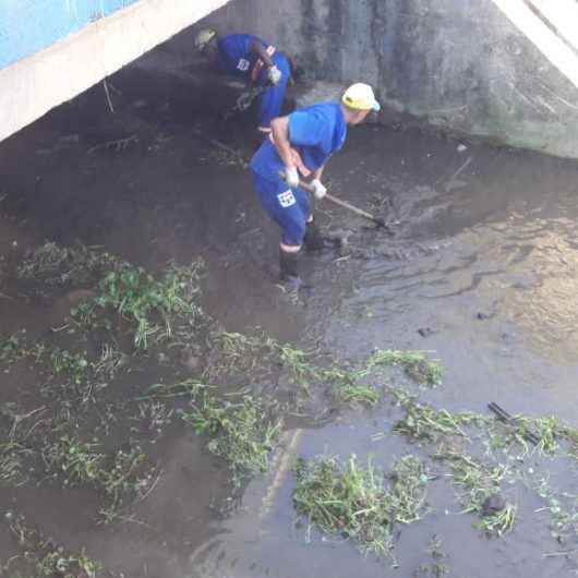 01_30 Continuam serviços de limpeza de canais de drenagem no Gaivotas 1