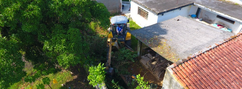 Foto aérea de escavadeira fazendo limpeza de córrego