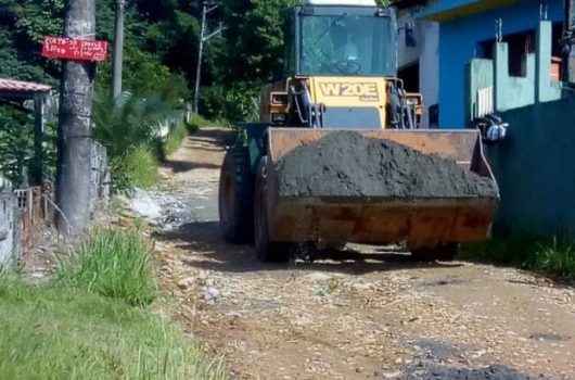 Prefeitura realiza reparos em rua do Jetuba após escorregamento de terra Prefeitura realiza reparos em rua do Jetuba após escorregamento de terra