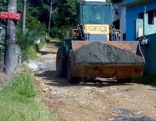 Prefeitura realiza reparos em rua do Jetuba após escorregamento de terra