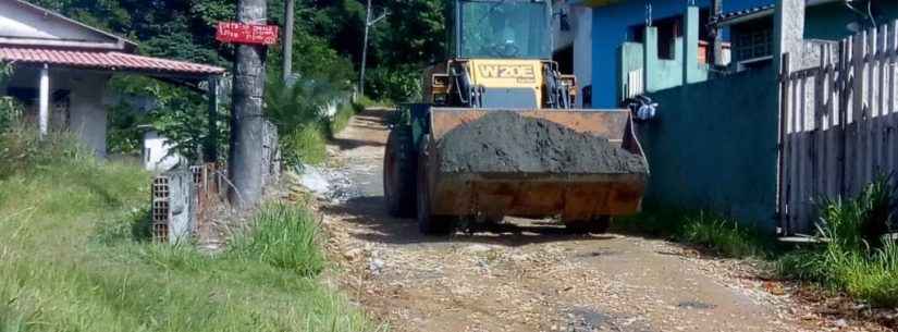 Prefeitura realiza reparos em rua do Jetuba após escorregamento de terra