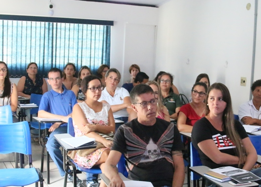 Sala de aula com cerca de 20 alunos