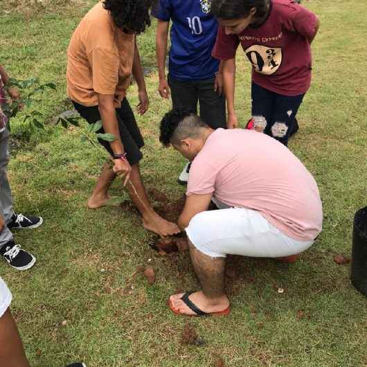 Prefeitura promove plantio de árvores com alunos da rede estadual de ensino