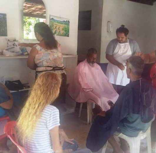 Acolhidos da Casa do Caminho recebem ação de corte de cabelo