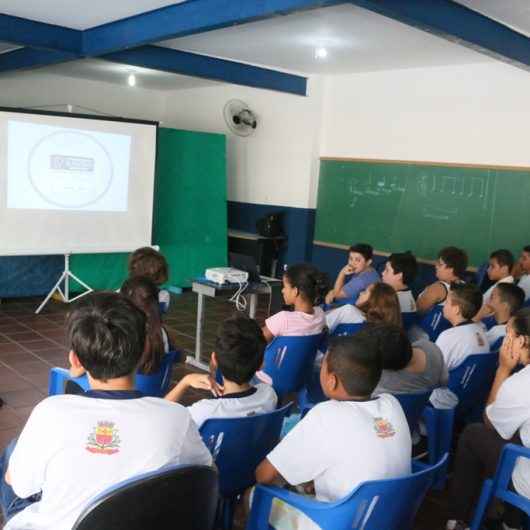 Coordenador regional da Olimpíada Brasileira de Matemática visita escolas municipais de Caraguatatuba