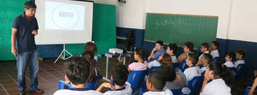 Coordenador regional da Olimpíada Brasileira de Matemática visita escolas municipais de Caraguatatuba