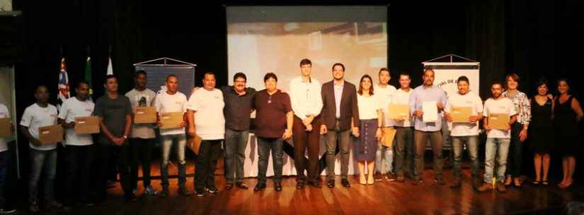 Mais de 60 alunos do Fundo Social de Caraguatatuba recebem certificação em cerimônia de formatura