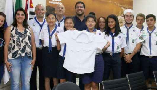 Fundo Social de Caraguatatuba entrega uniformes ao Grupo Escoteiro do Mar Guaravita