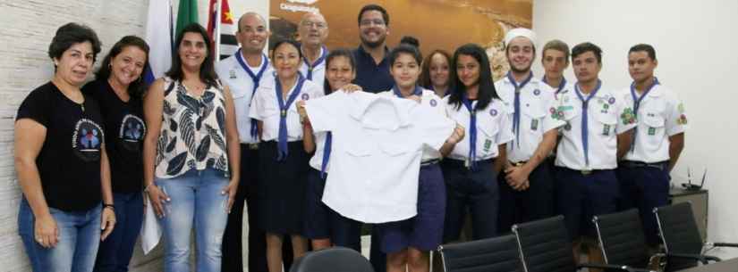 Fundo Social de Caraguatatuba entrega uniformes ao Grupo Escoteiro do Mar Guaravita