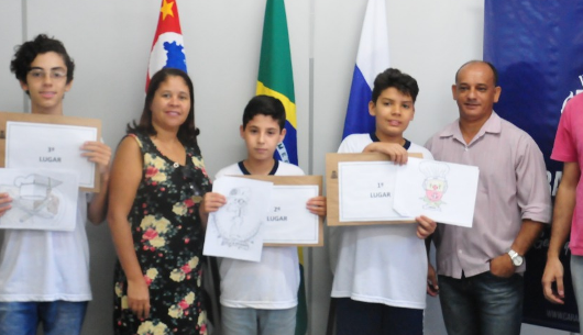 Finalistas do concurso logomarca para o Chef Caraguá nas escolas recebem premiação