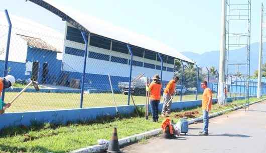 Prefeitura de Caraguatatuba inicia instalação de postes para iluminação em 10 campos de futebol