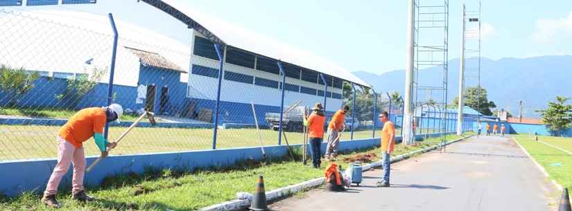 Prefeitura de Caraguatatuba inicia instalação de postes para iluminação em 10 campos de futebol