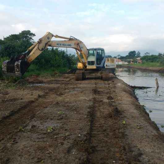 Serviços de drenagem e desassoreamento são realizados no Pontal de Santamarina